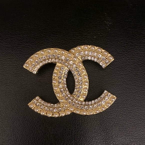 - Classic Double CC Pearled Brooch - Picture 12 of 15